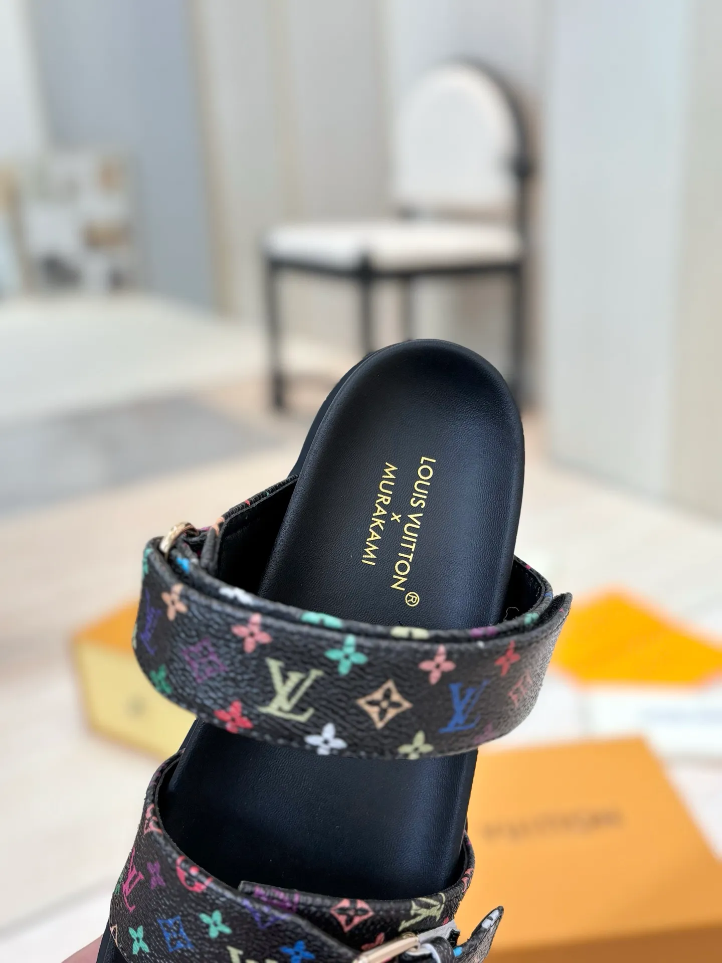 👟👟Ex-factory price 400👟👟 LV 2025 spring and summer new products 🥰 Popular LV donkey brand counters Embossed logo embossed sandals This Pool Pillow Comfort flat sandals are made of technical fabrics and use high-frequency embossing technology to reinterpret the Monogram pattern. Soft padded upper with adjustable Velcro, comfortable and tough insole adds harmonious colors 👍New hard goods, purchasing agent level! Full of high-end feel! A popular model among bloggers at home and abroad, it’s retro and fashionable and looks amazing on your feet! The official website's main recommendation 👍👍 ✅ Upper: waterproof special original fabric ✅ Inner lining: imported mixed sheepskin ✅ Outsole: original molded foam outsole ✅ Number of sizes: women's size 35-45 (women's size 41 men's 38.45, custom-made, non-refundable) ✅ Packaging: full set of drawer boxes ​